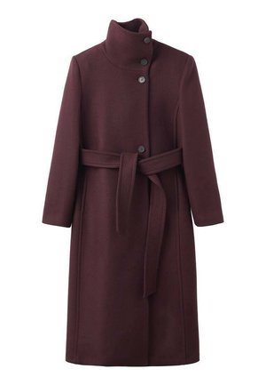 Manteau en laine bourgogne avec un col haut, des boutons à l'avant et une ceinture en tissu. Dispose de manches longues et d'une coupe droite.