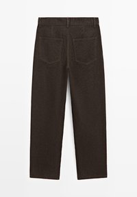 Pantalon en velours côtelé marron avec une coupe droite, doté de deux poches arrière et d'une finition texturée. Taille simple avec une couture standard.