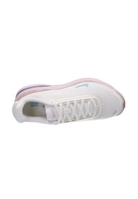 Sneaker bianca con tomaia in rete, suola ammortizzata rosa e dettagli azzurri. Presenta un design con lacci e una texture perforata per una migliore traspirabilità.