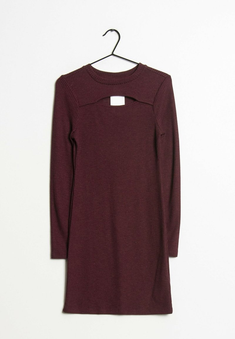 Robe en tricot côtelé à manches longues de couleur bordeaux foncé, avec un col rond et un détail d'ouverture rectangulaire sur la poitrine, accrochée à un cintre noir.