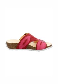 Instapsandaal met kurken sleehakzool en roze en rode leren bandjes met uitsparingen in bladvorm.