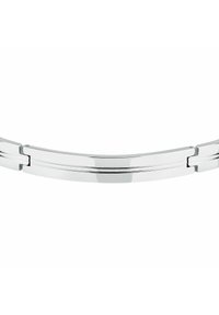 Bracciale in argento lucido con design curvo e link intrecciati. Texture liscia con scanalature sottili e chiusura senza giunture.