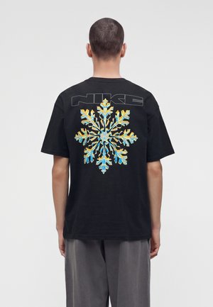 Nike Sportswear, M NSW TEE LSE SNOWFLAKE - Тениска с щампа - black