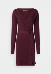 Robe portefeuille bordeaux à manches longues, texture côtelée et ceinture à nouer à la taille, avec un décolleté en V et une silhouette ajustée.