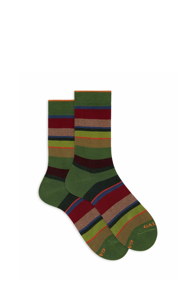 Un paio di calzini verdi con strisce orizzontali in rosso, marrone, blu navy e arancione, con il nome del brand nella zona delle dita.