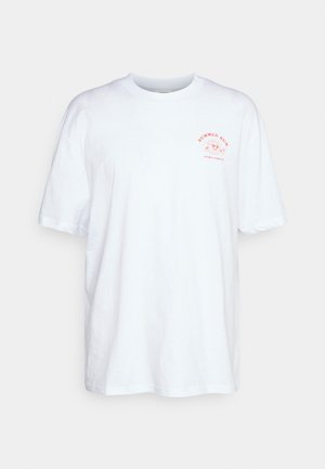 T-shirt blanc à manches courtes avec petit texte rouge « SUMMER SUN POOL PARTY » et graphique soleil sur la partie supérieure gauche de la poitrine.