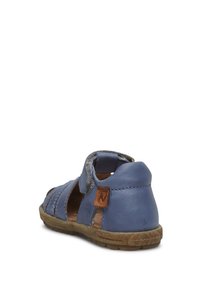 Modrá kožená sandálová obuv s otevřeným designem, nastavitelným páskem, hnědým logem a texturovanou gumovou podrážkou. Zadní pohled ukazuje zakřivený podpatek.