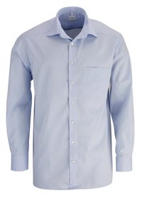 Helles blaues Hemd mit Knopfleiste, langärmlig, aus einer Baumwollmischung, mit einer einzelnen Brusttasche, klassischem Kragen und vorderem Knopfverschluss, dezente Textur.