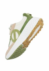 Sneaker con tomaia in rete bianca e accenti in suede verde e beige, suola bianca testurizzata e suola in gomma con motivo.