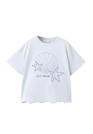 Biele krátke tričko s dvojitým lemom s vlnitým okrajom, zdobené modrou vyšívanou mušľou a hviezdicou a s nápisom „Láska v oceánskom živote.“
