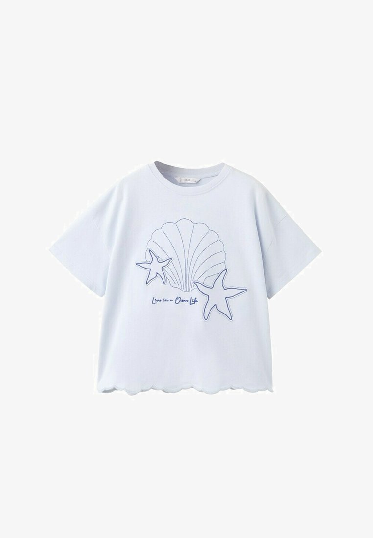 Chemise blanche à manches courtes avec ourlet festonné, ornée d'une broderie bleue de coquillage et d'étoile de mer ainsi que de la phrase « Love in a Ocean Life ».