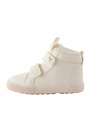 Sneaker alta per bambini colore crema con doppie strisce in velcro e morbida fodera in pelliccia visibile al colletto e alla linguetta.