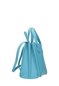 Borsa a mano in pelle blu con finitura testurizzata, dotata di due manici corti e spallacci regolabili, silhouette strutturata e hardware minimale.
