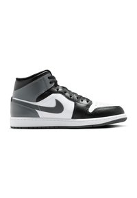 Sapatilha alta da Nike com biqueira em couro preto, laterais em couro branco, e detalhes em cinza. Projetada com um colarinho acolchoado e biqueira perfurada.