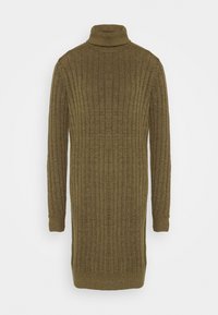 Robe turtleneck côtelée vert olive à manches longues, réalisée en tissu tricoté. Présente une silhouette ajustée avec une coupe mi-longue.