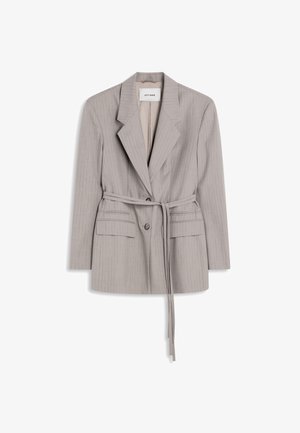 Helehall triibuline pintsak laia revääri, kahe ees taskuga, ühe nupuga kinnitusega ja õhukese vööga taljes.