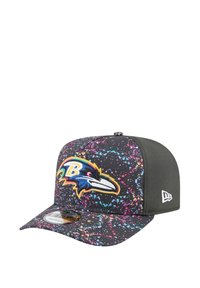 Casquette avec une base noire ornée d'un motif éclaboussé coloré, logo des Ravens de Baltimore brodé en bleu, jaune et rose, style snapback, texture lisse.