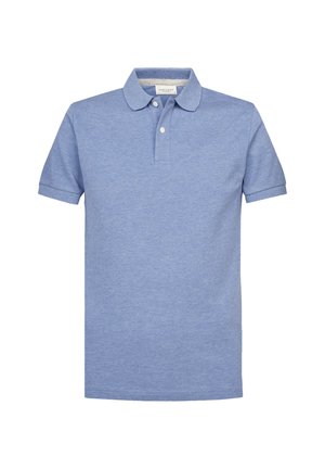 Polo de color azul claro, hecho de una tela suave, con un cuello clásico, una tapeta de dos botones y mangas cortas.