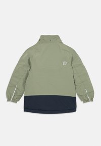 Groene en zwarte langetermijnjas met hoge kraag, elastische manchetten, reflecterende details op de mouwen en een klein wit geometrisch logo op de achterkant.