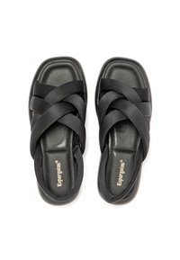 Sandalias negras con tiras de tela entrecruzadas, punta cuadrada y plantilla acolchada. Textura lisa con un diseño minimalista y sin herrajes visibles.