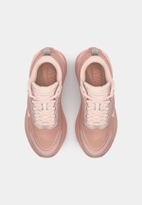 Nike Performance VOMERO PLUS - Hardloopschoenen voor op de weg - particle pink/metallic rose gold/silt red/taupe grey
