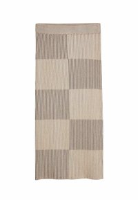 Manta de punto con rayas acanaladas alternas en beige y marrón en un patrón de tablero de ajedrez, con una textura suave y bordes limpios.