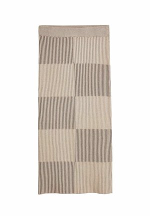 Kötött takaró váltakozó bézs és barna bordázott csíkokkal egy sakktábla mintában, puha textúrával és tiszta élekkel.