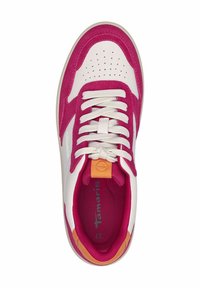 Sneaker bianca con accenti di suede rosa, punta perforata e lacci rotondi. Presenta un'etichetta arancione brillante sulla linguetta e una suola in gomma testurizzata.