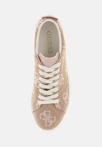 Zapatilla beige con acentos rosas, parte superior de tela con un diseño estampado, cordones blancos y una puntera redondeada con un cuello acolchado.
