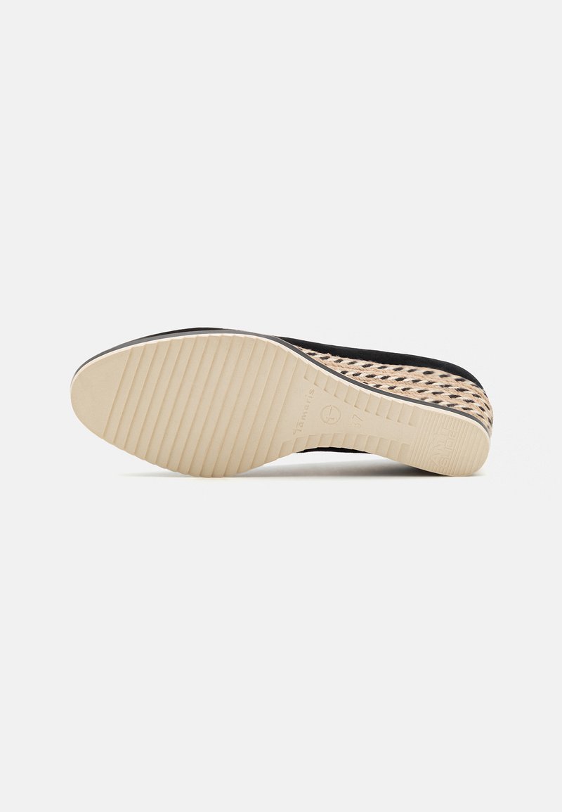 Schwarzer Schuh mit strukturierter Oberseite, die ein gewebtes Design aufweist. Die Sohle ist cremefarben und verfügt über gerippte Traktionsmuster für besseren Halt.