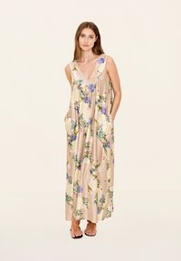 Maxikleid aus Satin mit floralem Design in Beige-, Grün- und Blaut�önen. V-Ausschnitt und seitliche Taschen. Fließende Silhouette.