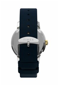Silberne Timex-Uhr mit einem dunkelblauen Lederarmband, silberner Schnalle und goldenem Aufzug, von hinten gezeigt.