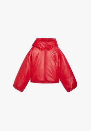 Chaqueta acolchada roja brillante con cuello alto, cremallera frontal completa y mangas largas, con un pequeño logo blanco de Puma en el pecho.