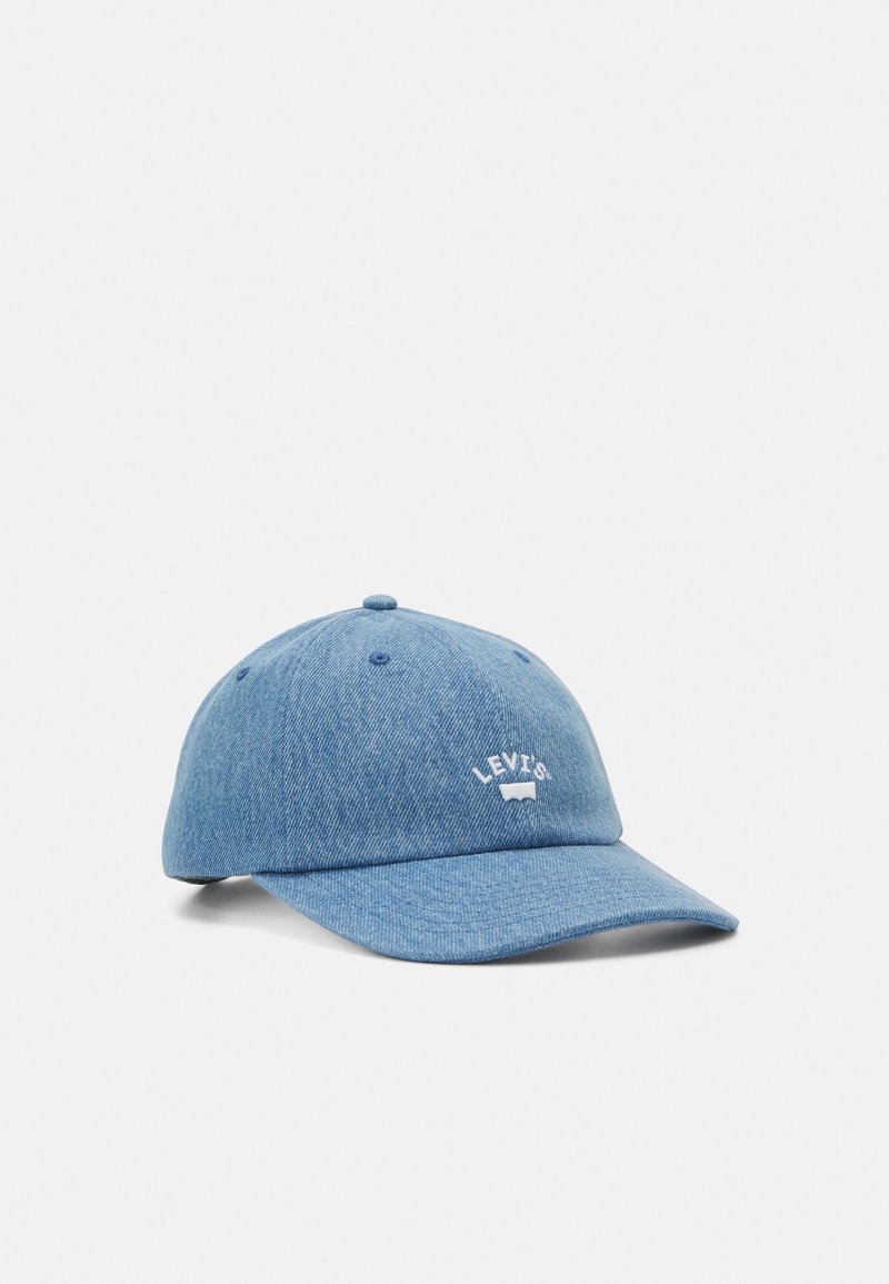 Boné de beisebol de denim azul claro com aba curvada e logotipo "Levi's" branco na frente. Design simples com costura tonal e ilhós.