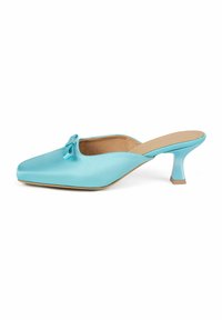 Mules satin aqua avec un bout carré, détail de nœud accentué et un petit talon épais. Texture lisse et design minimaliste.