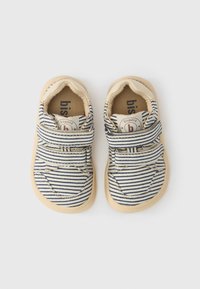 Ριγωτά υφασμάτινα παπούτσια σε μπλε και άσπρο χρώμα με μπεζ αποχρώσεις. Δ ιαθέτουν λουράκι με βέλκρο και επένδυση για άνεση. Στρογγυλεμένη μύτη.