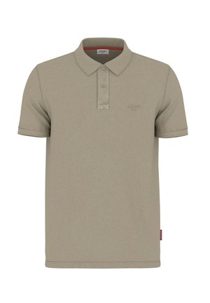 Rövid ujjú bézs poloing gombos gallérral és finom márkajelzéssel a mellkason, tiszta fehér háttéren bemutatva.