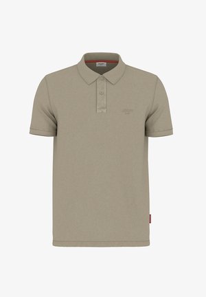 Bež polo majica s kratkimi rokavi, z ovratnikom na gumbe in subtilnim logotipom blagovne znamke na prsih, prikazana na enostavni beli podlagi.