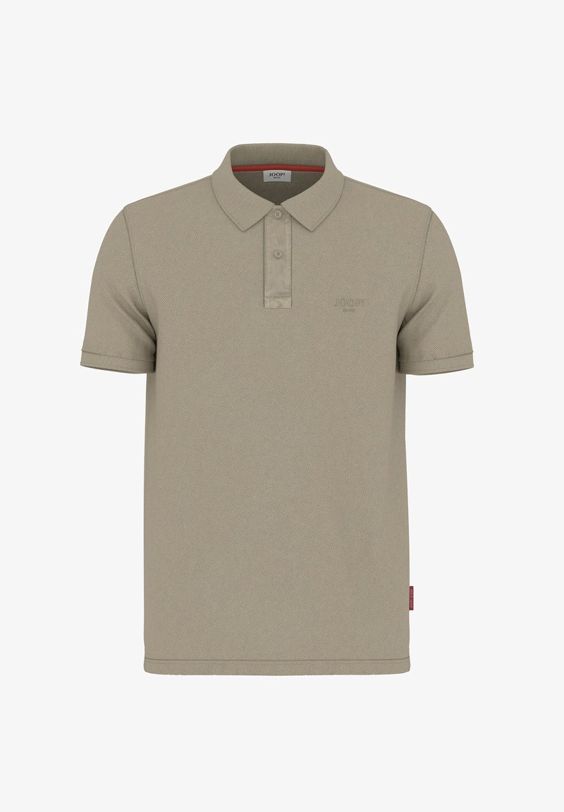 Μπεζ κοντομάνικο πόλο πουκάμισο με γιακά με κουμπιά και διακριτικό λογότυπο της μάρκας στο στήθος, παρουσιάζεται σε λευκό φόντο.