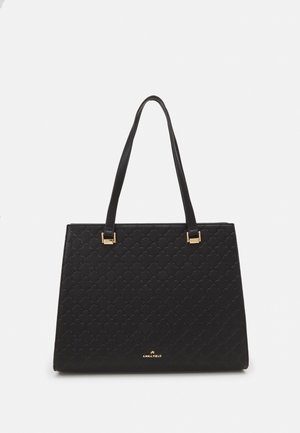 Černá obdélníková kabelka s vyraženým geometrickým vzorem, zlatým logem značky a dvojitými ramenními popruhy.