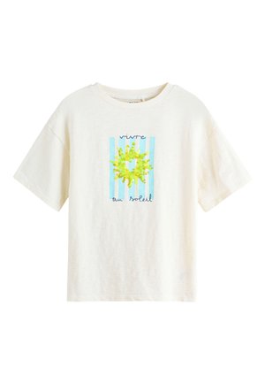 Hvid T-shirt med korte ærmer med blå lodrette striber og et gult solmotiv, med fransk tekst "vivre au soleil" på forsiden.