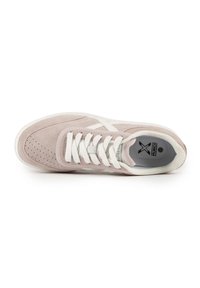 Sneaker scamosciato rosa chiaro con lacci bianchi e suola in gomma bianca testurizzata. Presenta perforazioni sui lati e una soletta con logo stampato.
