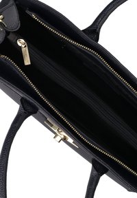 Navy leren handtas met gouden hardware. Voorzien van twee ritszakken en een ruime binnenkant. Geverfde buitenkant en twee draaghandvatten.