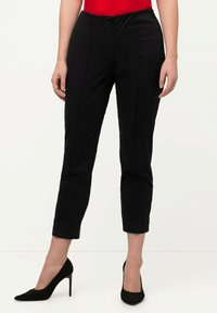 Ulla Popken CIGARETTE PINTUCK ELASTIC WAISTBAND - Kalhoty - black