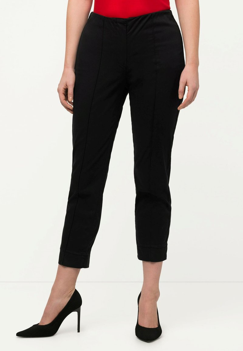 Ulla Popken CIGARETTE PINTUCK ELASTIC WAISTBAND - Kalhoty - black