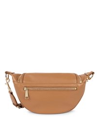 Lichtbruine leren crossbodytas met een gebogen vorm, voorzien van gouden hardware-accenten en twee ritsvakken voor opslag.