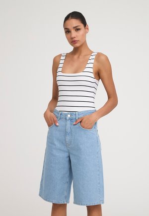 Body a righe bianche e nere abbinato a pantaloni shorts in denim blu chiaro. Il tessuto è liscio; gli shorts hanno tasche frontali e una chiusura con bottone.