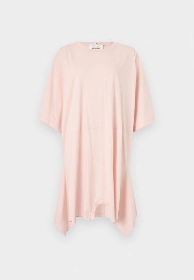 Ροζ ανοιχτόχρωμο, φαρδύ T-shirt από απαλό ύφασμα, με στρογγυλή λαιμόκοψη και ελαφρώς καμπυλωτό τελείωμα με πλαϊνές σχισμές για άνετη εφαρμογή.