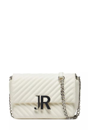 Sac à main blanc matelassé avec une fermeture à rabat magnétique, doté d'une anse en chaîne argentée et d'un logo noir "JR" bien visible à l'avant.