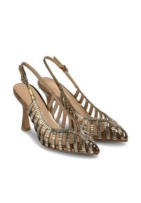 Slingback in metallo dorato con design a punta, caratterizzati da motivi intagliati e strisce decorative. Altezza moderata del tacco a stiletto.